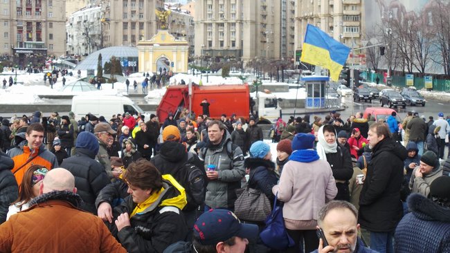 У центрі Києва відбулась акція Кава на Майдані, учасників пригощали тортами та цукерками 14