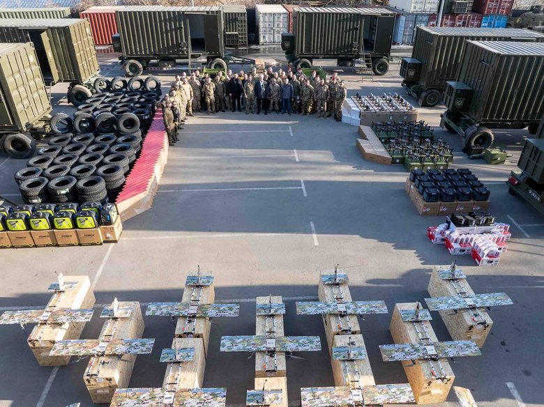 Порошенко передал дроны, Starlink и технику 19 подразделениям Сил обороны