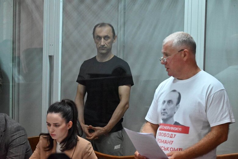 Невловимий свідок, невідомі повноваження і нерухомі літаки на аеродромі Канатове: як відбувається розгляд справи ексрозвідника Романа Червінського 01