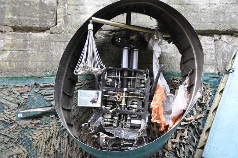 Кресло-катапульта, образцы снарядов и личные вещи рашистов: На Андреевском спуске открылась благотворительная выставка Спротив-2022 13 Кресло-катапульта, образцы снарядов и личные вещи рашистов: На Андреевском спуске открылась благотворительная выставка Спротив-2022 13