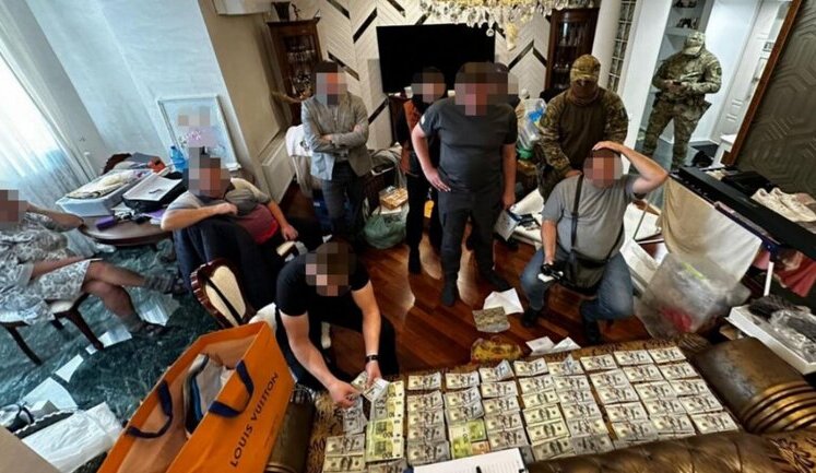 ГБР изучает списки, найденные в кабинете главы Хмельницкой МСЭК Крупы. В них указаны фамилии и фиктивные диагнозы