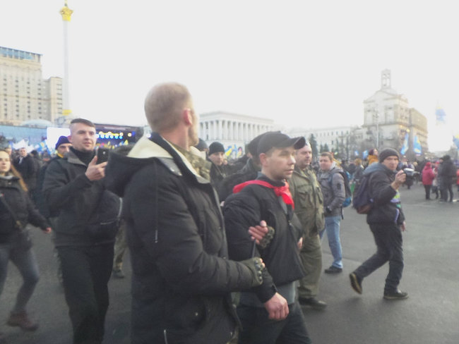 Во время вече на Майдане поймали провокатора: он бросил в сторону сцены несколько яиц 05
