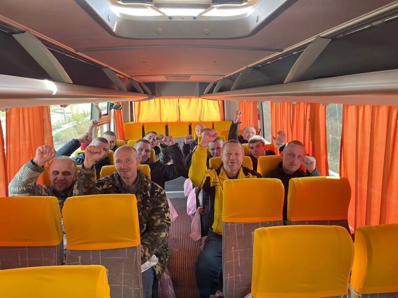 Україна провела черговий обмін полоненими: додому повернулися 20 військових 01