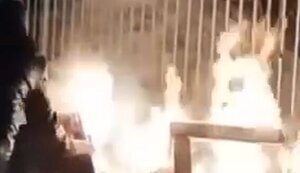 Мешканці Підмосков’я палять багаття у дворі багатоповерхівки, щоб зігрітися: "Дома холодно. Мы замерзаем". ВIДЕО