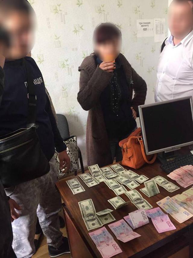 На хабарі в $ 2 тисячі спіймано голову і чиновницю РДА на Одещині (оновлено) 03