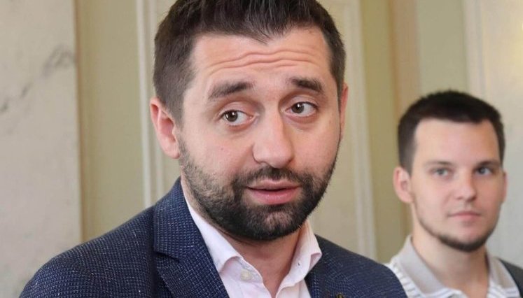 "Слуга народу" Арахамія про співавторів Конституції Хмару і Шишкіна: "Два деда-мопеда". ЛИСТУВАННЯ
