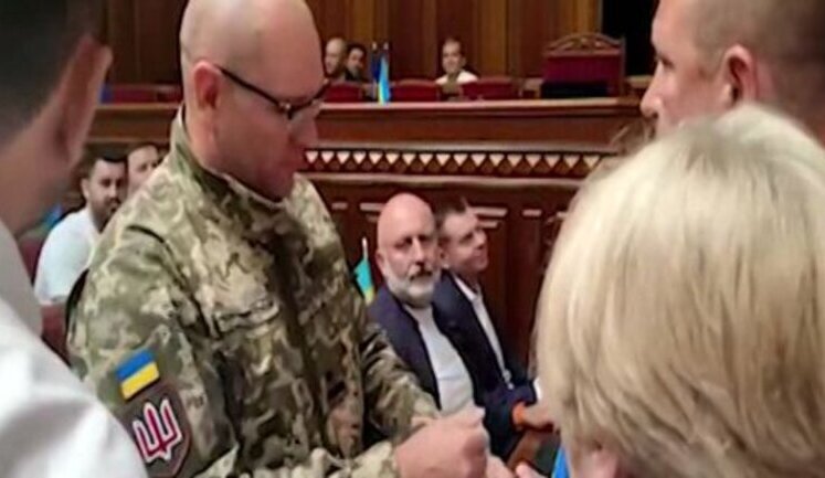 Парламентарі вигнали із сесійної зали фаната диктатора Лукашенка нардепа Шевченка та змусили його зняти однострій ЗСУ. ВIДЕО