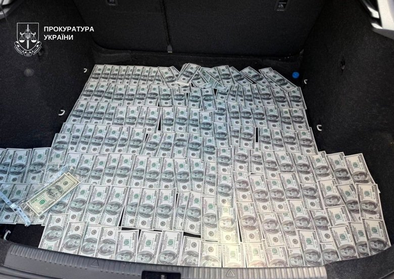 У Києві затримали керівницю районного Червоного Хреста та волонтера за схему з "бронюванням"
