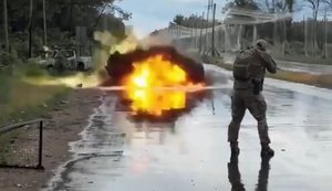 Український військовий розстріляв російський дрон-"ждун" просто посеред дороги на Донеччині. ВIДЕО