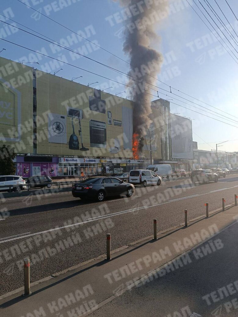 У Києві сталася пожежа біля ТРЦ Городок