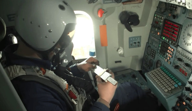 У російських стратегічних бомбардувальниках Ту-160 для розрахунків польоту використовують штурманські лінійки. ФОТО