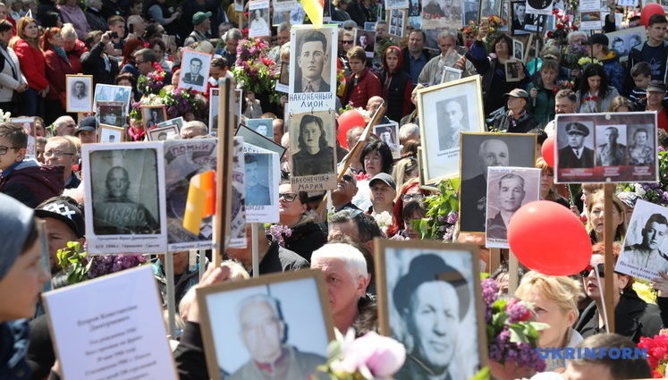 Тисячі жителів Одеси поклали квіти до пам'ятника Невідомому матросу. ВІДЕО+ФОТОрепортаж