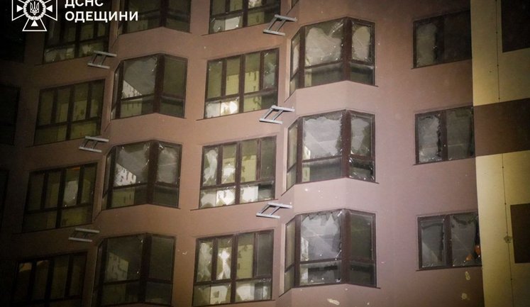 Росіяни атакували Одесу "шахедами": є влучання в багатоповерхівку, пошкоджена інфраструктура