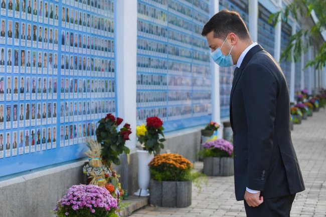 Зеленський ушанував память воїнів, загиблих за незалежність України 01