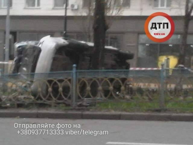В центре Киева автомобиль вылетел с дороги и перевернулся 03