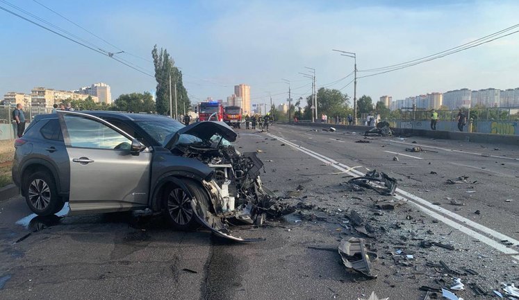 ДТП с участием двух автомобилей произошло в Киеве: два человека погибли, еще трое пострадали. ФОТО