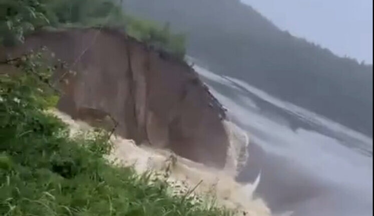 У Челябінській області РФ на Кіалімському водосховищі прорвало дамбу. ВIДЕО