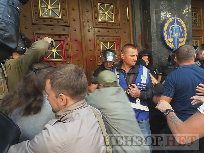 Під час мітингу під ГПУ проти екстрадиції в РФ Тумгоєва сталися сутички: мітингувальники бють вікна, їх у відповідь поливають водою зі шлангів 15