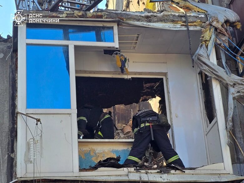 Russian strike on a five-storey building in Bilozerske