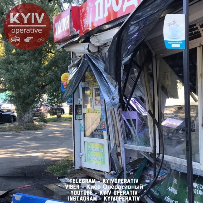 Маршрутка с пассажирами протаранила продуктовый киоск в Киеве 02
