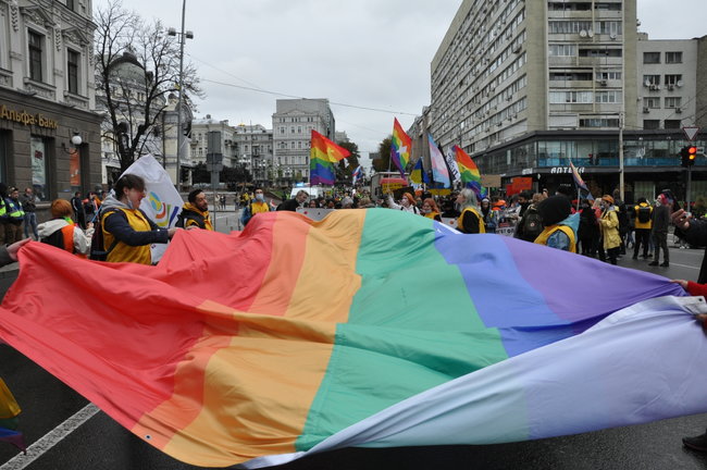 Руху ЛГБТ-маршу намагалася перешкодити жінка, яка лягла на асфальт і кричала про перетворення хлопчиків на геїв 75