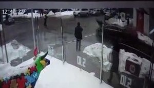Pedestrian got hit by Poroshenko’s motorcade car in downtown Kyiv. SURVEILLANCE VIDEO