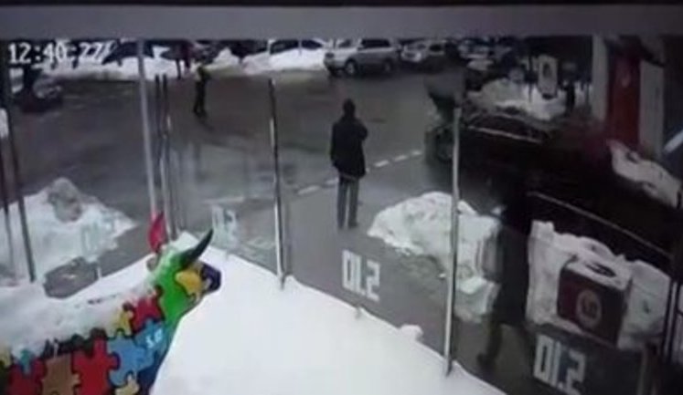 Pedestrian got hit by Poroshenko’s motorcade car in downtown Kyiv. SURVEILLANCE VIDEO