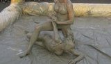 В рамках фестиваля "Праздник Миргородской свиньи-2012" провели бои женщин-гладиаторов в грязи. ФОТОрепортаж