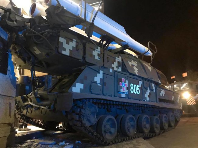 ЗРК Бук під час руху Києвом врізався в бізнес-центр 02
