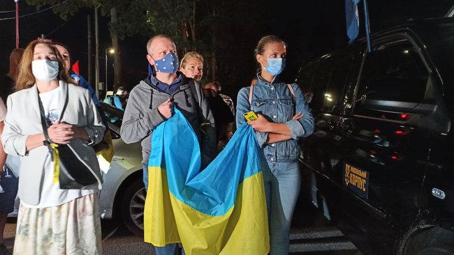 Біля дачі Зеленського в Кончі-Заспі протестують проти спроби спільної з окупантами інспекції позицій ЗСУ 04