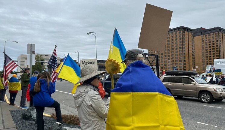 Мітинг на підтримку України проходить в Анкориджі на Алясці під час зустрічі Трампа і Путіна. ФОТОрепортаж