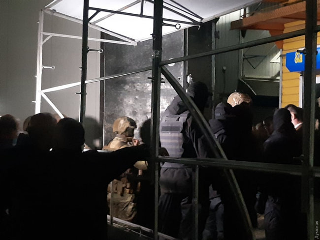 Попытка самосожжения и блокада спецназа: на 7-м километре под Одессой произошли столкновения между турками и сотрудниками СБУ 06