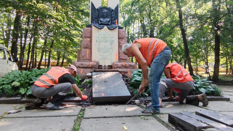 У Чернівцях демонтують братську могилу радянських офіцерів 01