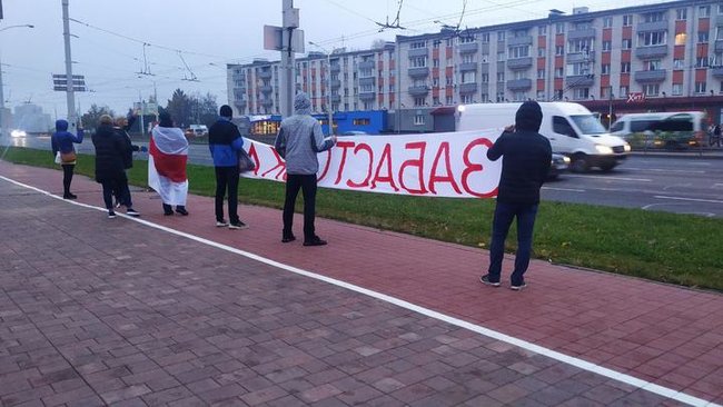 В Беларуси началась всеобщая забастовка: к протестам присоединяются крупные заводы и студенты, люди перекрывают дороги и становятся в цепи 02 В Беларуси началась всеобщая забастовка: к протестам присоединяются крупные заводы и студенты, люди перекрывают дороги и становятся в цепи 02