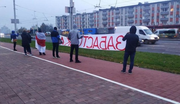 У Білорусі почався загальний страйк: до протестів приєднуються великі заводи і студенти, люди перекривають дороги і стають у ланцюг. ВІДЕО+ФОТО