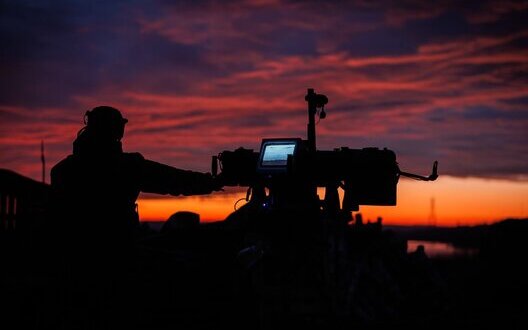 Ruska propaganda prikazuje mladoletnike, ki sestavljajo napadalne drone, namenjene Ukrajini