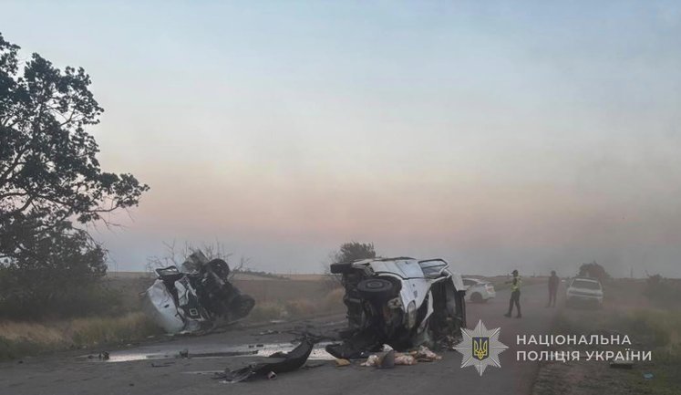 На трасі Одеса Миколаїв фургон врізався у два мікроавтобуси: троє загиблих