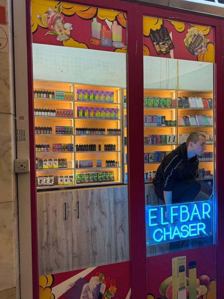 У метро Києва знайшли кіоск з нелегальними електронними сигаретами