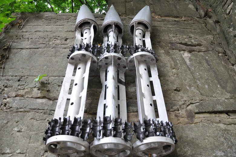 Кресло-катапульта, образцы снарядов и личные вещи рашистов: На Андреевском спуске открылась благотворительная выставка Спротив-2022 39 Кресло-катапульта, образцы снарядов и личные вещи рашистов: На Андреевском спуске открылась благотворительная выставка Спротив-2022 39