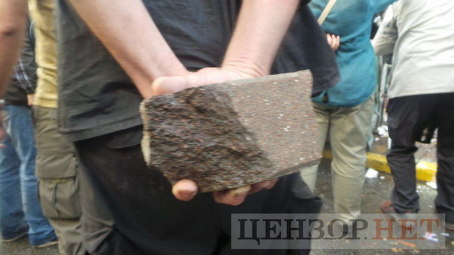 Під час мітингу під ГПУ проти екстрадиції в РФ Тумгоєва сталися сутички: мітингувальники бють вікна, їх у відповідь поливають водою зі шлангів 58