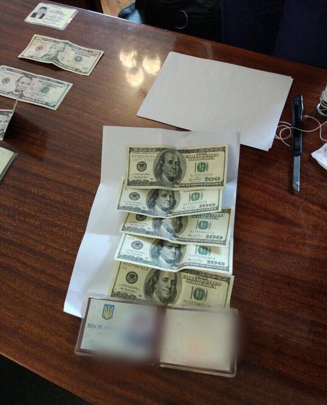 На хабарі в $ 2 тисячі спіймано голову і чиновницю РДА на Одещині (оновлено) 05