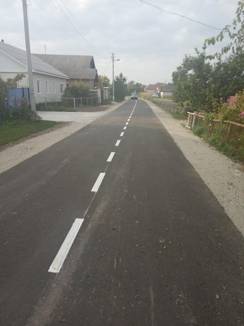 У Сосниці на Чернігівщині мама загиблого воїна Владислава Грищенка побудувала дорогу за гроші, які виділила держава після загибелі її сина 01