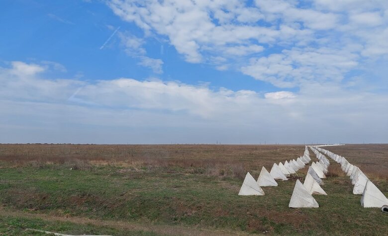 Російські окупанти встановили протитанкові зуби дракона на Керченському півострові 02