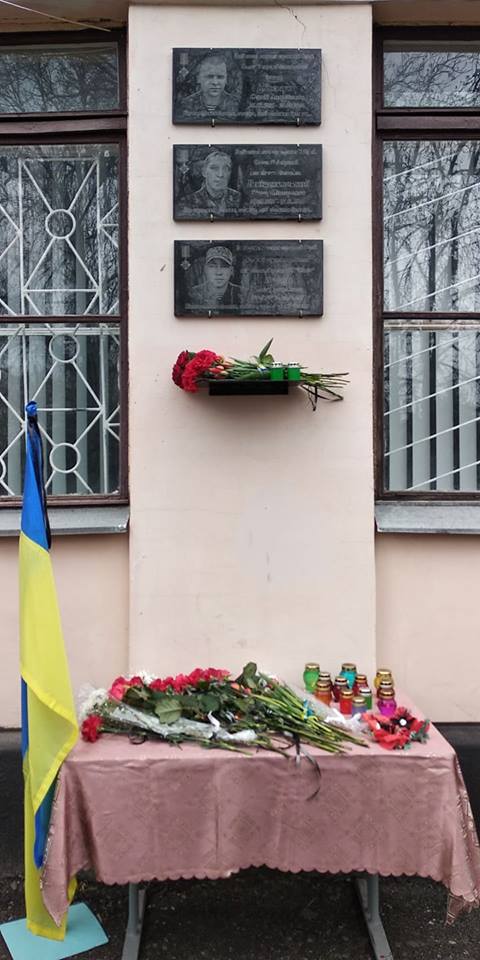 Мемориальные доски погибшим в зоне АТО воинам Сергею Ткачуку, Виктору Войцеховскому и Олегу Бурцу открыли на фасаде школы в Пятихатках на Днепропетровщине 15