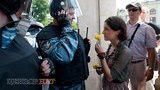 В чем сила? Девушка с цветами вышла к бойцам "Беркута". ФОТО+ВИДЕО(обновлено)