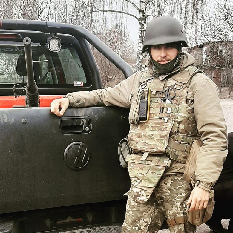 Герой України Віталій Гураль про оборону Чернігівщини: Від 7 до 30 березня постійні обстріли. Перерви по 15 хвилин. Це ешелон боєприпасів. І ще літачок прилітав уночі. А ми стійко трималися 02