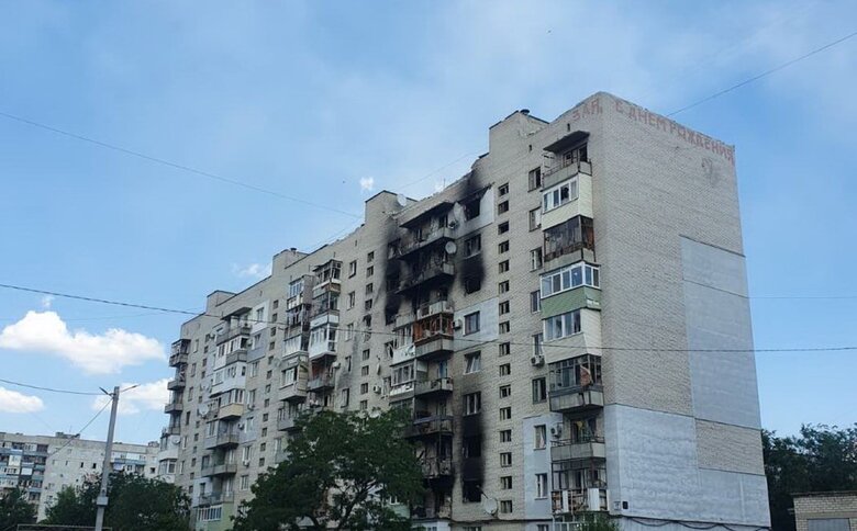 Ситуация в Северодонецке крайне заострена, враг целенаправленно уничтожает многоэтажки и объекты Азота и Стеклопластика, - Гайдай 06