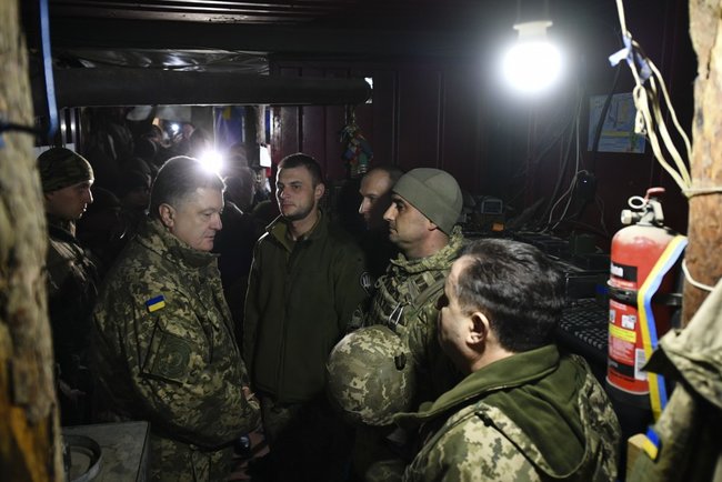 Порошенко посетил позиции 79-й ОДШБр на передовой 04