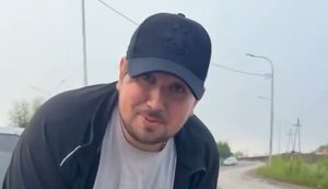 Россиянин попытался без очереди заправить машину, но был избит водителями в очереди: "Они как давай меня п#здить". ВИДЕО