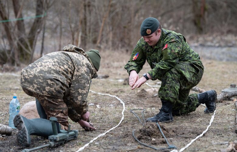 Команда канадских саперов в Польше обучает украинских военных 02